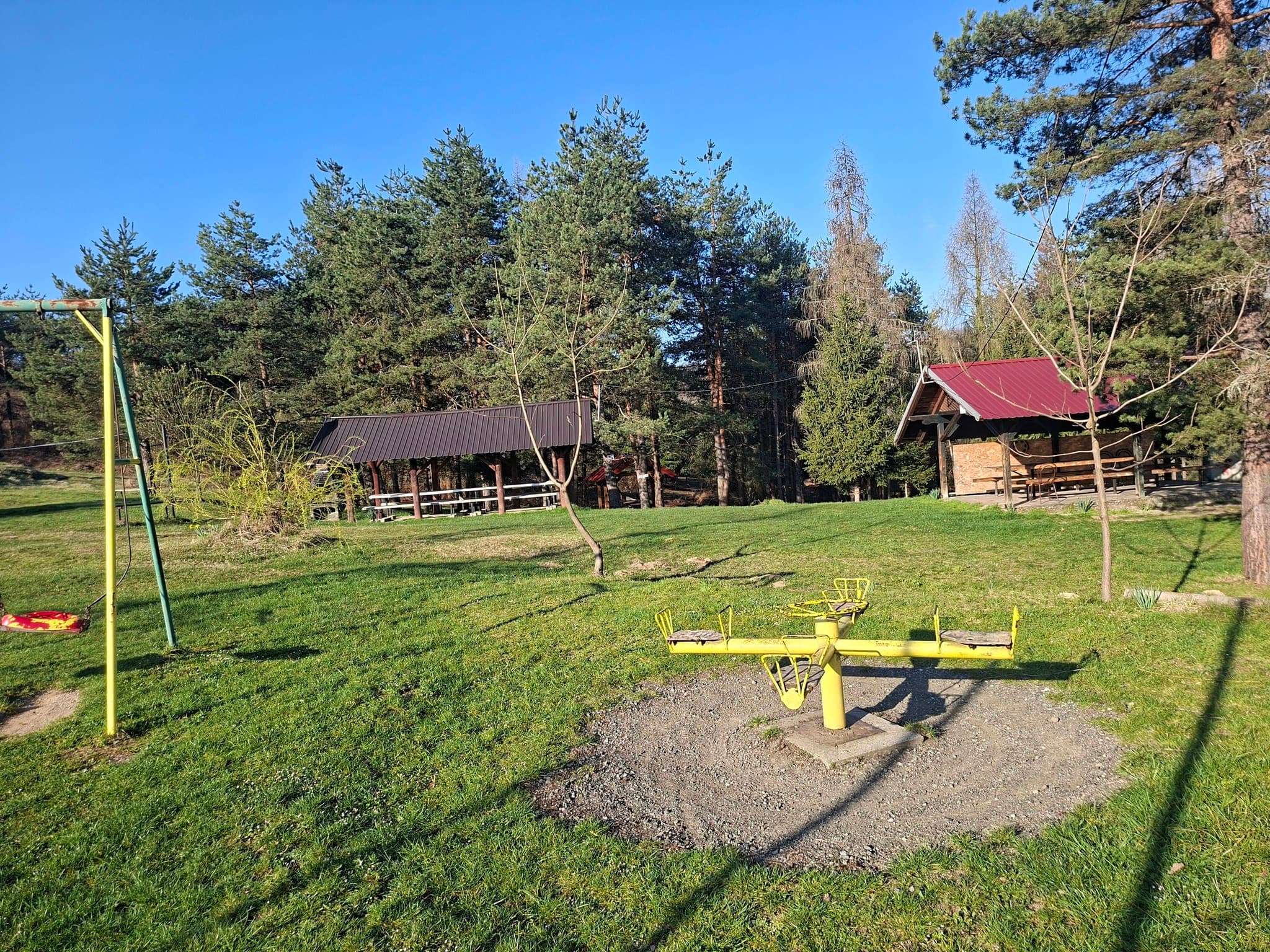 Igralište sa ljuljačkama i nadstrešnicama