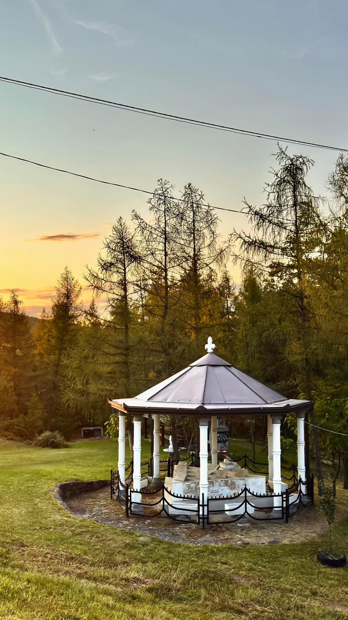 Spomenik na izletištu pri zalasku sunca